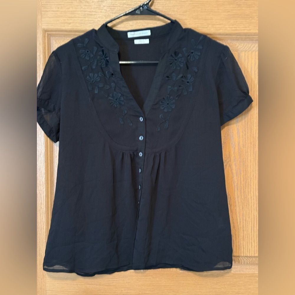 VanHeusen Studio Women’s Short Sleeved Button Down Blouse Size Small
